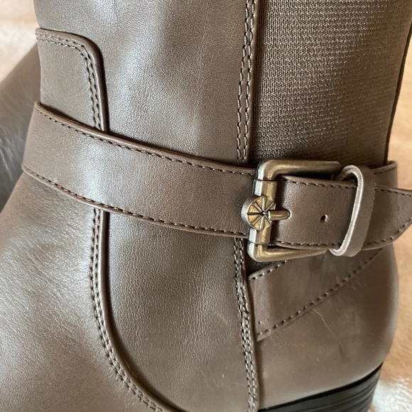 Isaac Mizrahi sz 7 HTF TAUPE leather stretch riding boots- never worn - Picture 5 of 13